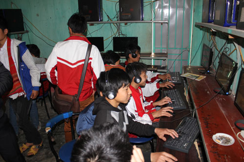 Học sinh chơi game. Ảnh: P.V