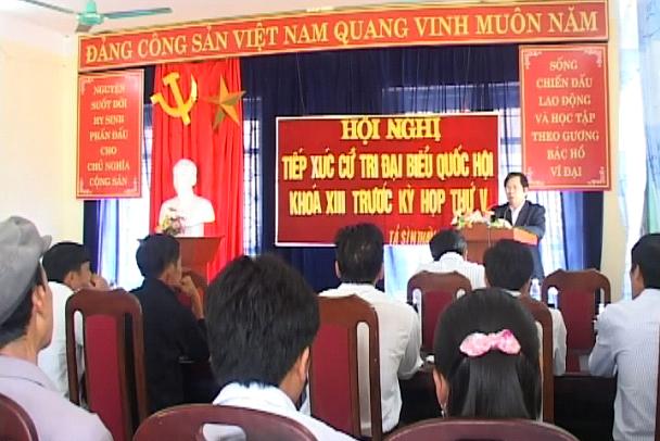 ông Dương Ngọc Ngưu - Phó Chủ nhiệm Ủy ban Tư pháp Quốc hội, Đại biểu Quốc hội khóa XIII tỉnh Điện Biên  tiếp xúc cử tri xã Tả Sìn Thàng và Sín Chải, huyện Tủa Chùa. (Ảnh: Anh Quân-Nguồn dienbientv.vn)