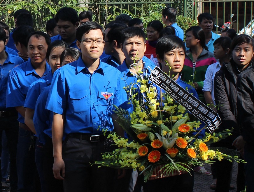 Đoàn viên Chi đoàn Sở TT&TT dâng hoa tưởng niệm Đại tướng Võ Nguyên Giáp. Ảnh: Xuân Dũng)