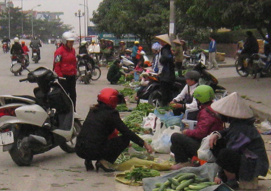 Tình trạng người dân chiếm lòng, lề đường  làm nơi buôn bán  tại cổng chợ Him Lam PLAZA