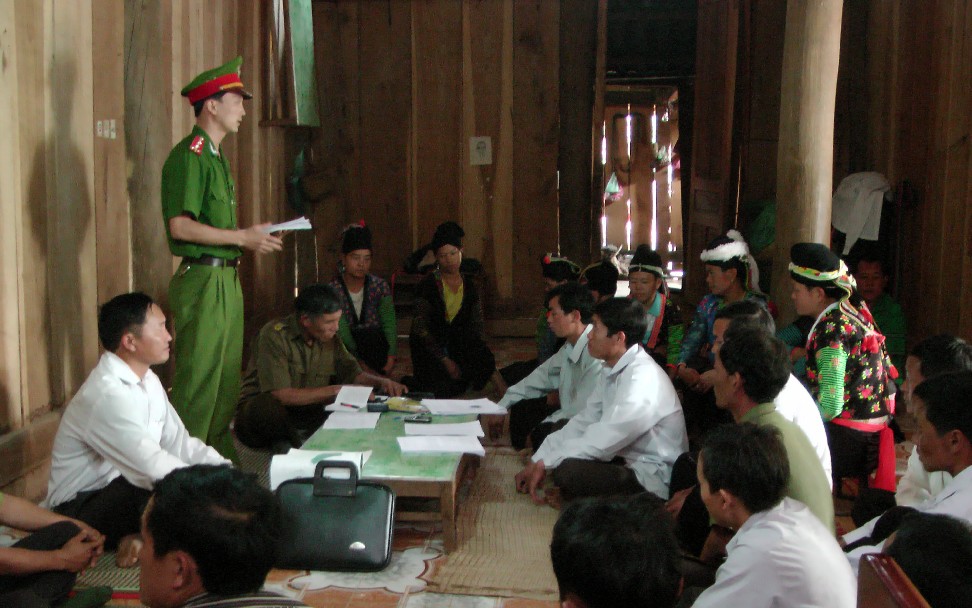 Công an huyện Điện Biên Đông tuyên truyền cho nhân dân xã Háng Lìa về hoạt động phòng, chống mua bán người. Ảnh : Thành Trung