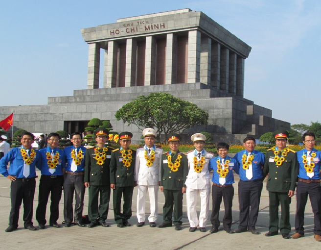 Đ/C Phạm Thanh Nam – Bí thư Chi  đoàn Sở TT&TT ( đứng thứ 3 từ trái sang) chụp ảnh lưu niệm “ CBCC, VC trẻ giỏi năm 2012” .Ảnh: N.Q