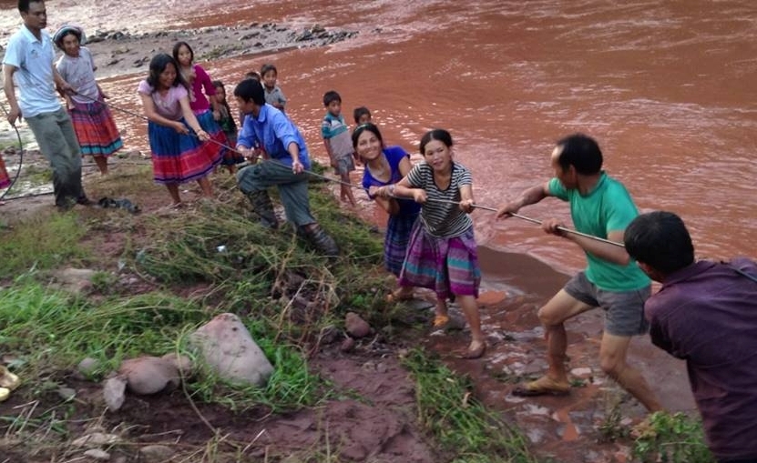 Chi nhánh Viễn thông Viettel Điện Biên ứng cứu thông tin mùa mưa lũ  tại huyện Mường Nhé tháng 8- 2013. Ảnh tư liệu