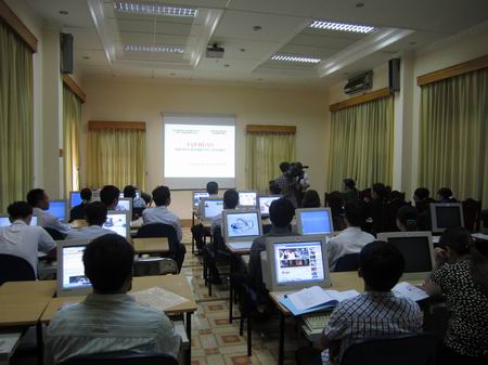 Lớp tập huấn thương mại điện tử tỉnh Điện Biên 9/2013. Ảnh : P.V