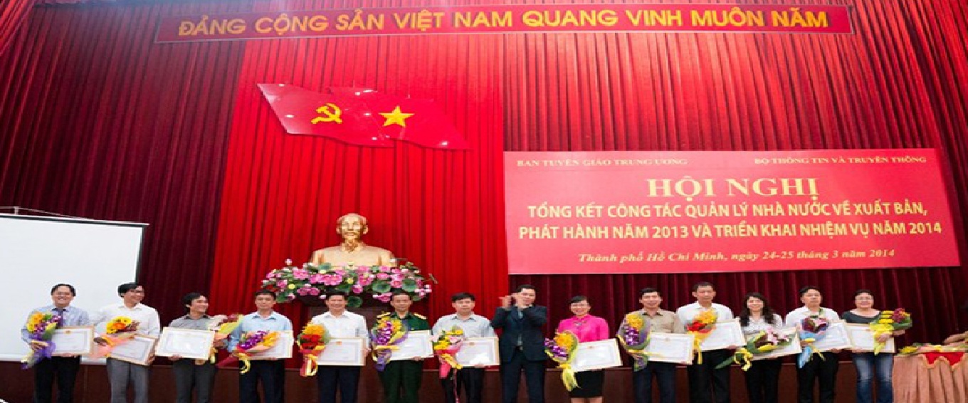 Lãnh đạo Cục Xuất bản, In và Phát hành trao tặng khen thưởng các đơn vị có thành tích xuất sắc