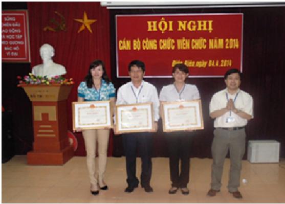 Lãnh đạo Sở TT & TT trao bằng khen cho cán bộ, công chức  đạt thành tích năm 2013 (Ảnh: Anh Tuấn)