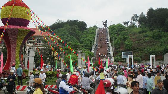 Nhờ làm tốt công tác tuyên truyền quảng bá, đã thu hút được nhiều du khách  đến thăm quan, tìm hiểu Chiến thắng Điện Biên Phủ. Ảnh: Thu Thủy