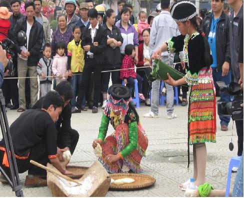 Thi giã bánh giày của người Mông tại Hội xuân.