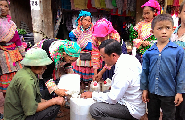 Cảnh mua, bán rượu ở chợ “tình” Vàng Lếch.