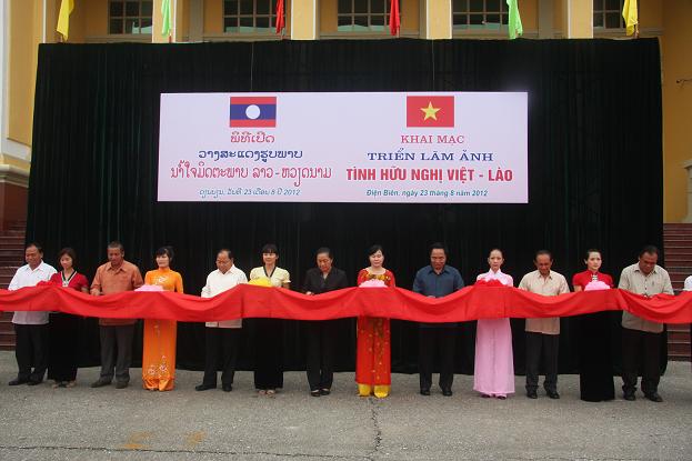 Đại diện lãnh đạo tỉnh Điện Biên và lãnh đạo các tỉnh Bắc Lào cắt băng  khai mạc Triển lãm ảnh. Ảnh: Tư liệu Thu Thủy