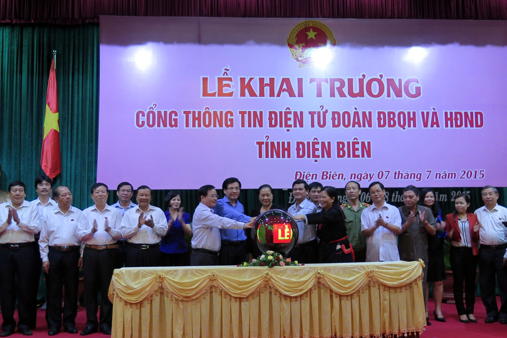 Các đồng chí Lò Mai Trinh, UVBCH Trung ương Đảng, Bí thư Tỉnh ủy; Trần Văn Sơn, Phó Bí thư Thường trực Tỉnh ủy cùng các đồng chí lãnh đạo HĐND - UBND  tỉnh và Trưởng Đoàn ĐBQH tỉnh nhấn nút khai trương Cổng thông tin điện tử.