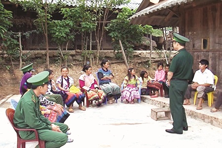 Bộ đội Biên phòng Đồn A Pa Chải (Điện Biên) tuyên truyền về Hiệp định biên giới cho nhân dân các dân tộc khu vực biên giới.