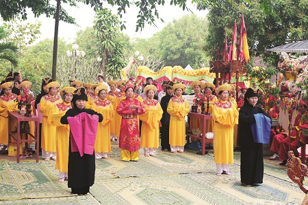 Lễ hội Thành Bản Phủ được tổ chức định kỳ vào ngày 24 tháng 2 Âm lịch hằng năm.