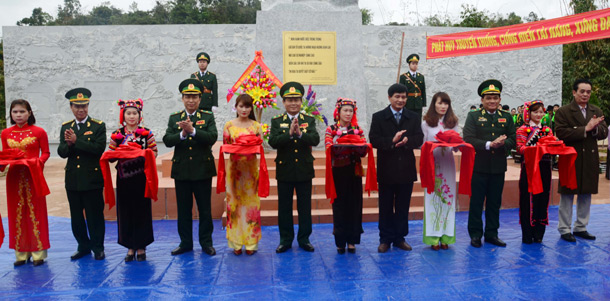 Đại diện lãnh đạo UBND tỉnh, Bộ Tư lệnh Bộ đội biên phòng, Bộ Chỉ huy Bộ đội biên phòng tỉnh và lãnh đạo huyện Mường Nhé cắt băng khánh thành Khu tưởng niệm Anh hùng liệt sỹ Trần Văn Thọ.