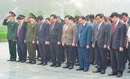 Lãnh đạo các tỉnh dành thời gia mặc niệm, tưởng nhớ công ơn các anh hùng liệt sỹ.