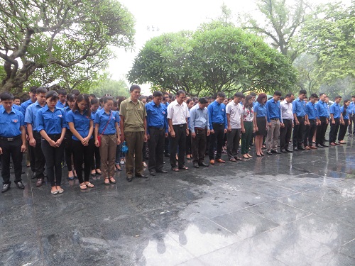 Ban Thường vụ Đoàn Dân Chính Đảng cùng  các đ/c đoàn viên thanh niên tham gia Lễ viếng nghĩa trang liệt sỹ A1.