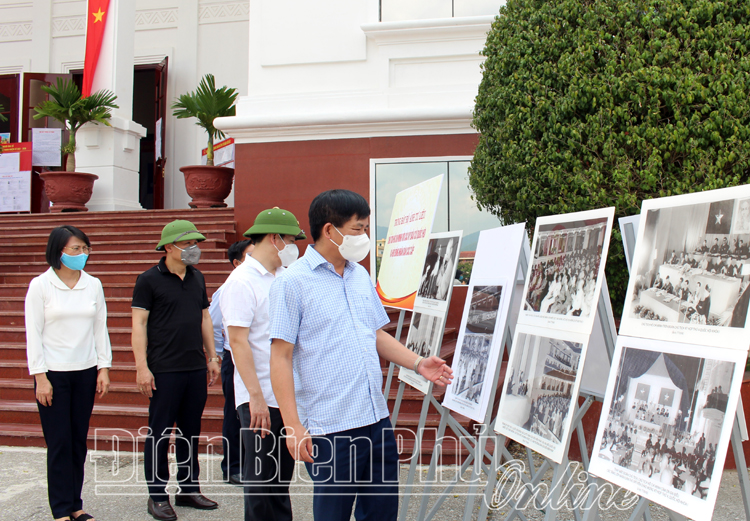 Đồng chí Lê Thành Đô, Chủ tịch UBND tỉnh, Chủ tịch Ủy ban Bầu cử tỉnh tham quan trưng bày Bộ ảnh tư liệu “Chủ tịch Hồ Chí Minh với các kỳ bầu cử Quốc hội và HĐND các cấp tại khu vực bỏ phiếu Trung tâm Hội nghị văn hóa tỉnh.