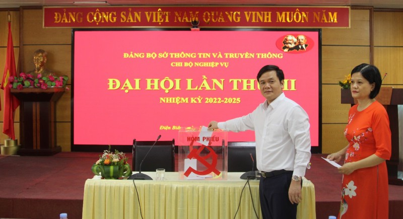 (Các đảng viên Chi bộ Nghiệp vụ thực hiện bỏ phiếu bầu Chi ủy nhiệm kỳ 2022-2025).